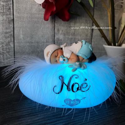 veilleuse de nuit personnalisée en forme de galet lumineux avec un bébé fimo garçon à côté d'une boîte cadeau personnalisable - cadeau complet