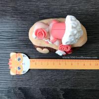 Sujet gâteau figurine bébé fille sur rondin de bois pour décoration de baptême