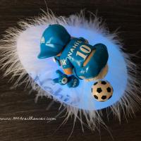 Veilleuse allumée avec un bébé garçon réalisée à la main en fimo sur le thème de l'OM avec son doudou lapin et son ballon de foot avec maillot personnalisé