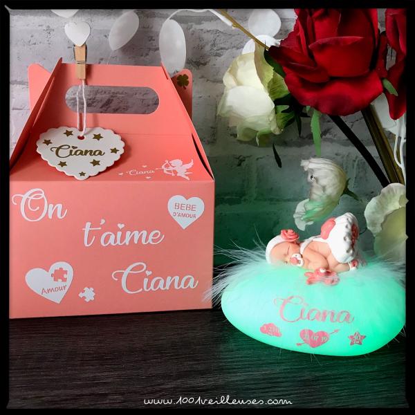 Coffret naissance avec boîte cadeau personnalisée et veilleuse avec un bébé dessus en fimo