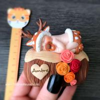 Incroyable cake topper en argile polymère pour baptême et anniversaire - figurine bébé faon pour garçon ou fille