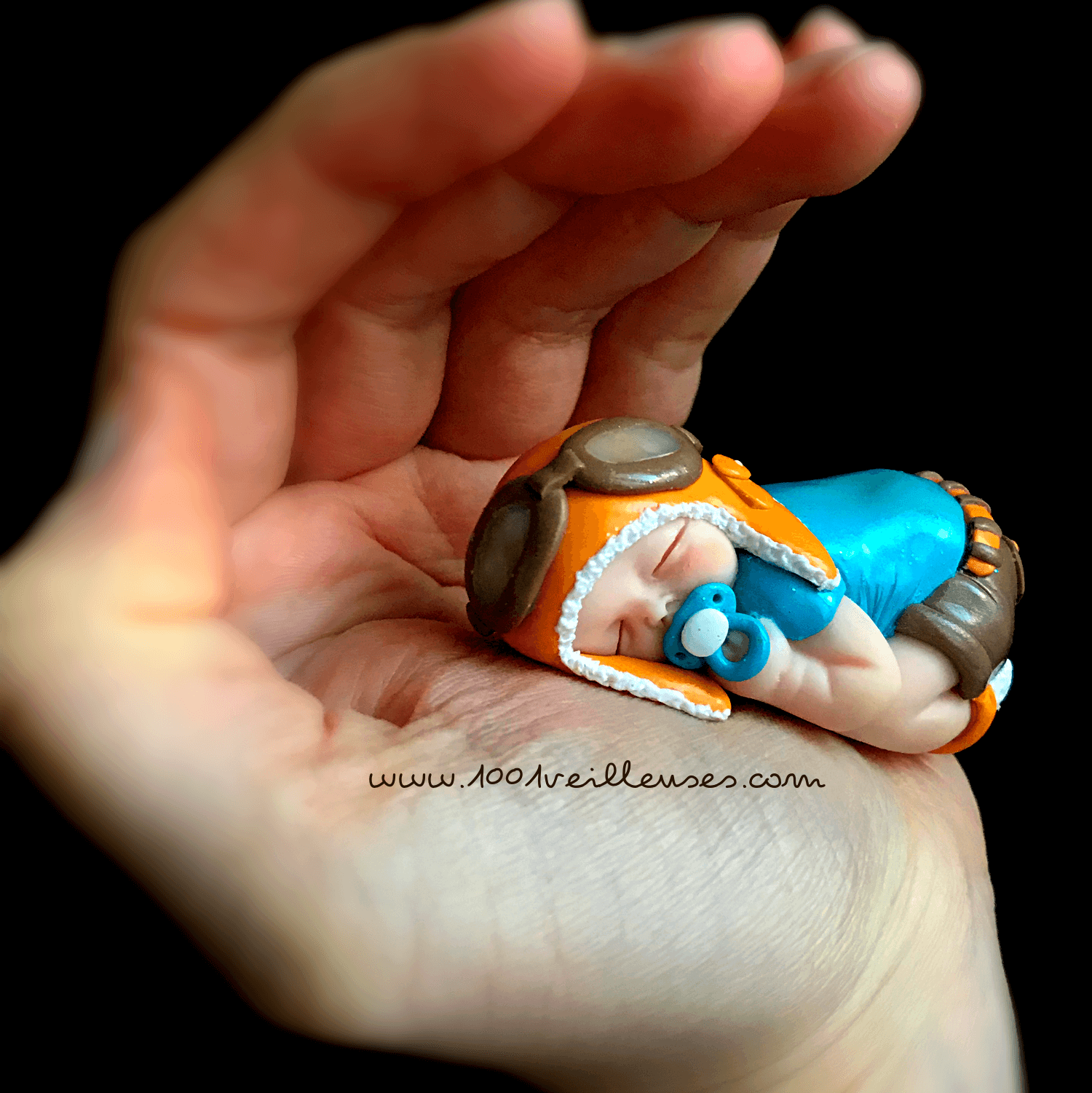 Figura de niño en polímero (fimo) disfrazado de aviador, hecha a mano