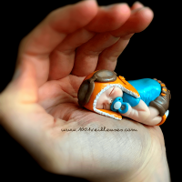 Figura de niño en polímero (fimo) disfrazado de aviador, hecha a mano