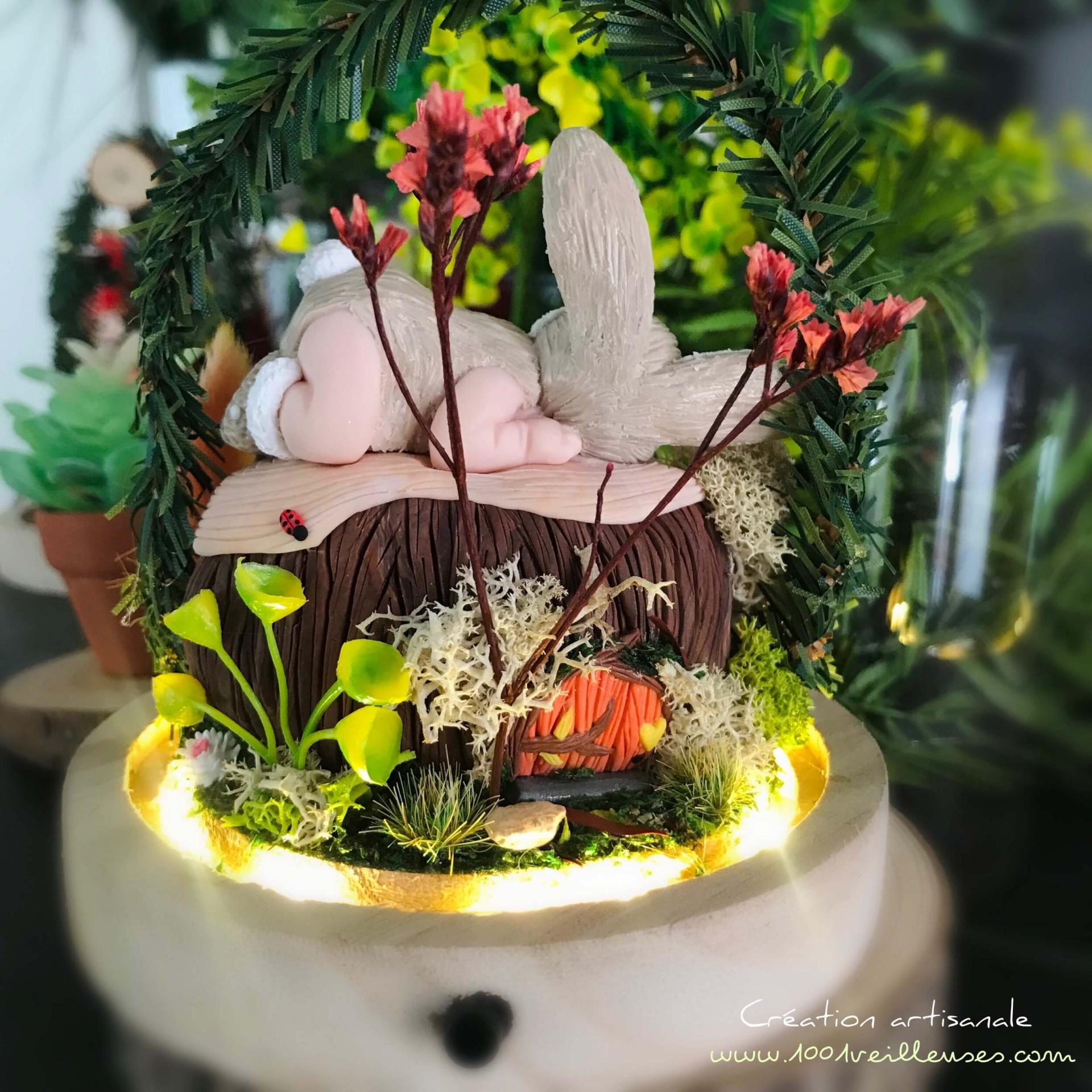 Vue rapprochée de l'arrière de la cloche enchantée, mettant en avant le jardin miniature féérique composé de fleurs séchées