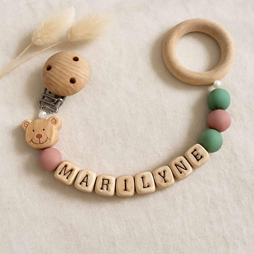 Attache tétine avec le prénom Marilyne réalisé en bois