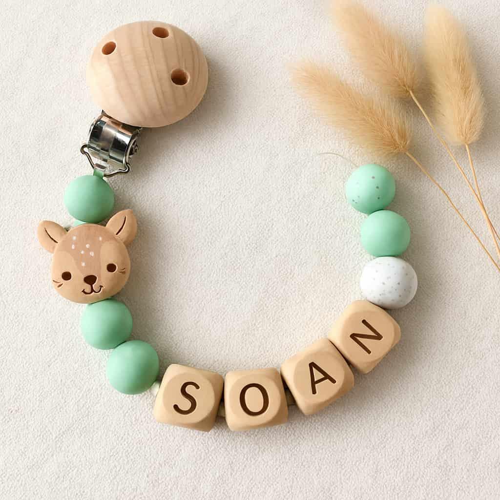 Attache tétine personnalisée avec le prénom Soan couleur bois clair et vert thème faon