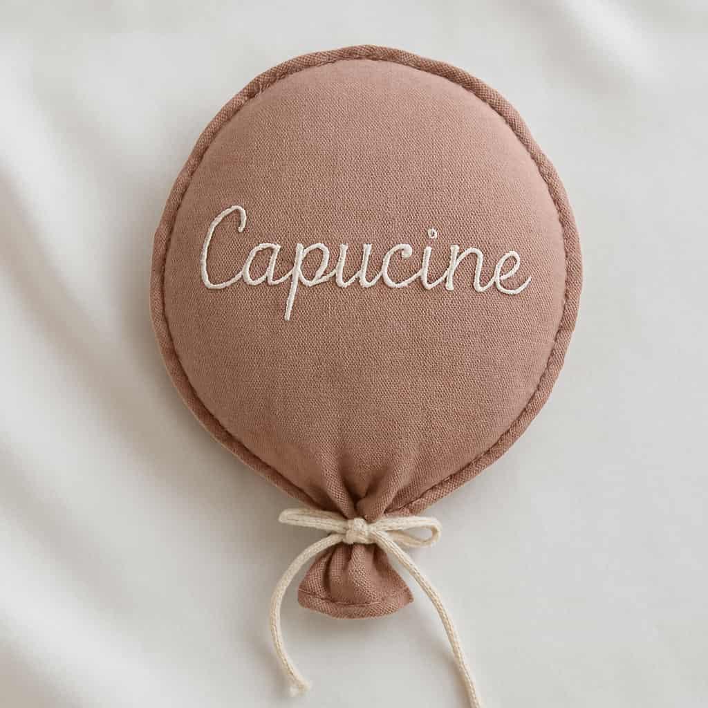 Ballon mural personnalisé avec le prénom Capucine couleur vieux rose