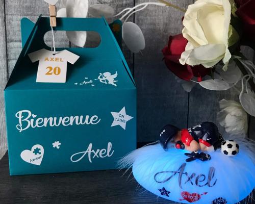 magnifique création artisanale pour bébé à offrir comme cadeau de naissance - thème psg - personnalisé avec le prénom - box naissance