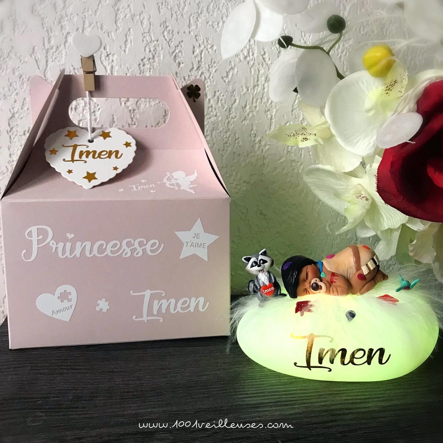 Lámpara de noche personalizada en forma de guijarro luminoso con un bebé niña en la temática de Pocahontas, con una caja de regalo personalizada, vista de frente