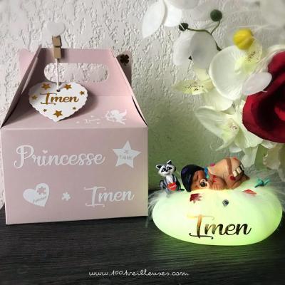 Lit nightlight with a handmade baby, dressed in Pocahontas colors, personalized with the name