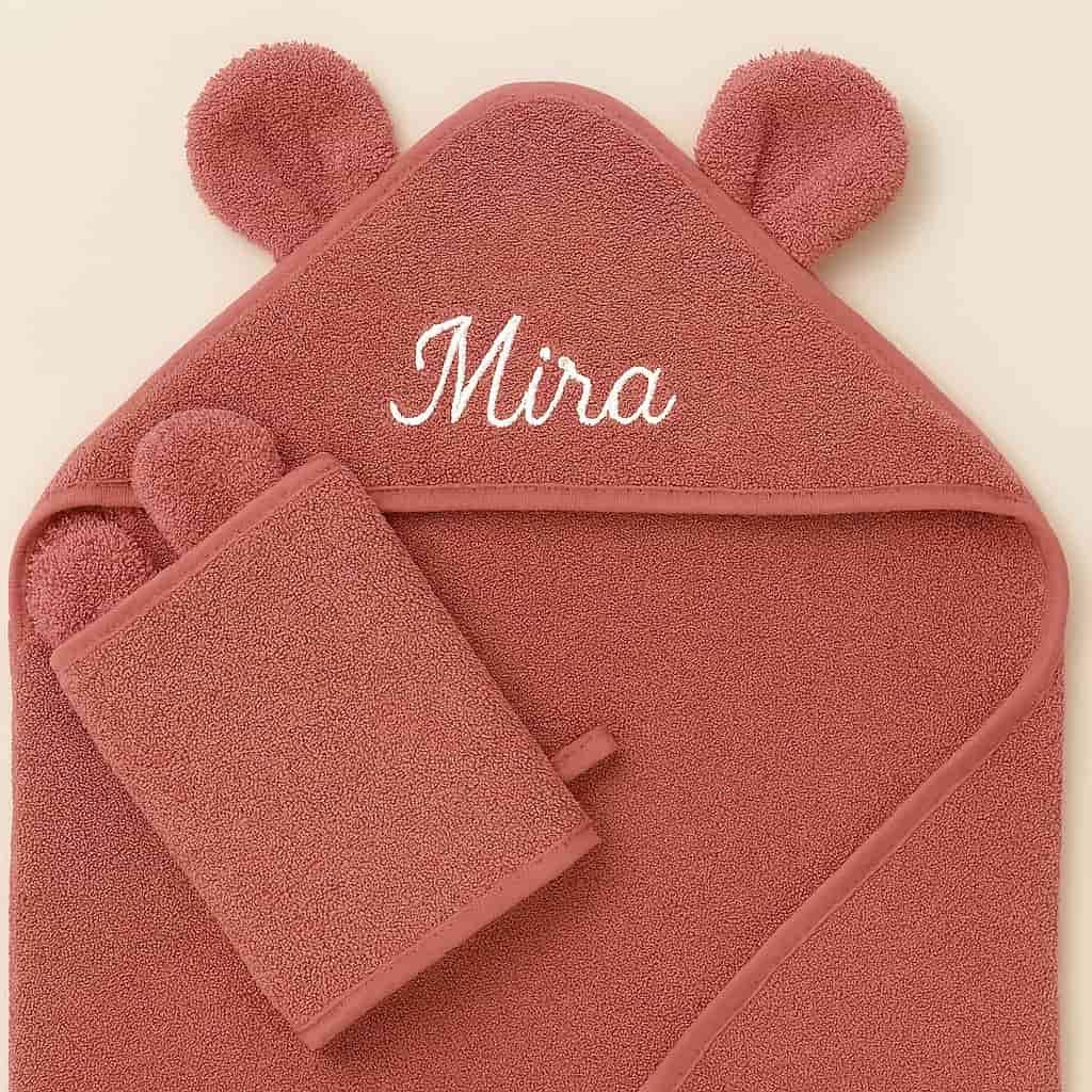 Cape de bain personnalisée avec le prénom Mira couleur rose intense cadeau douillet pour bébé