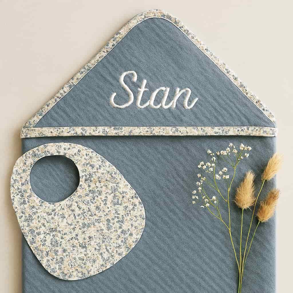 Cape de bain personnalisée au prénom Stan en bleu gris