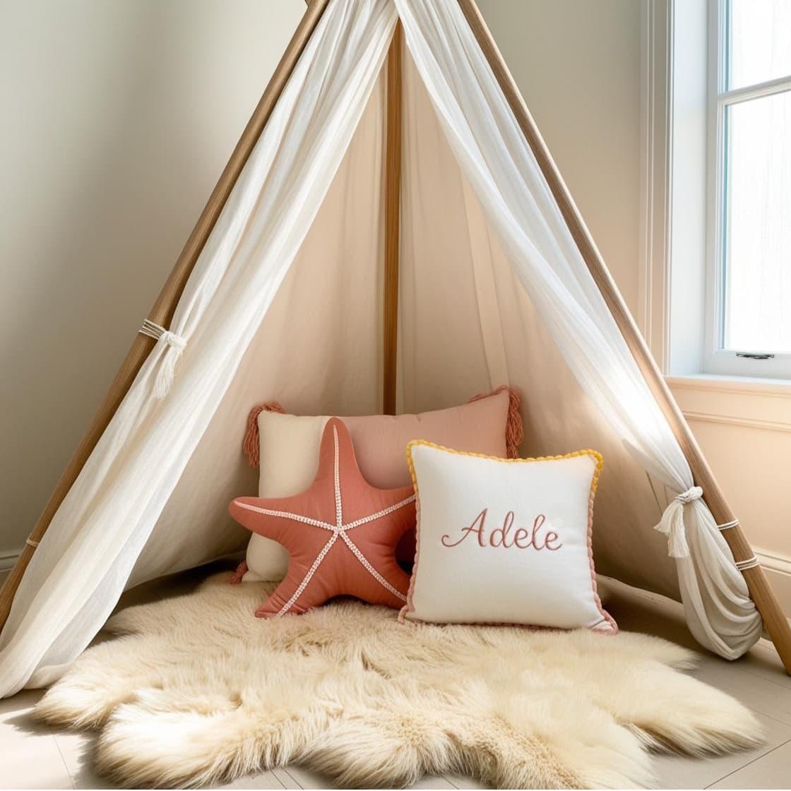 Chambre douce pour petite fille tipi tapis scandinave coussin personnalise avec le prenom adele