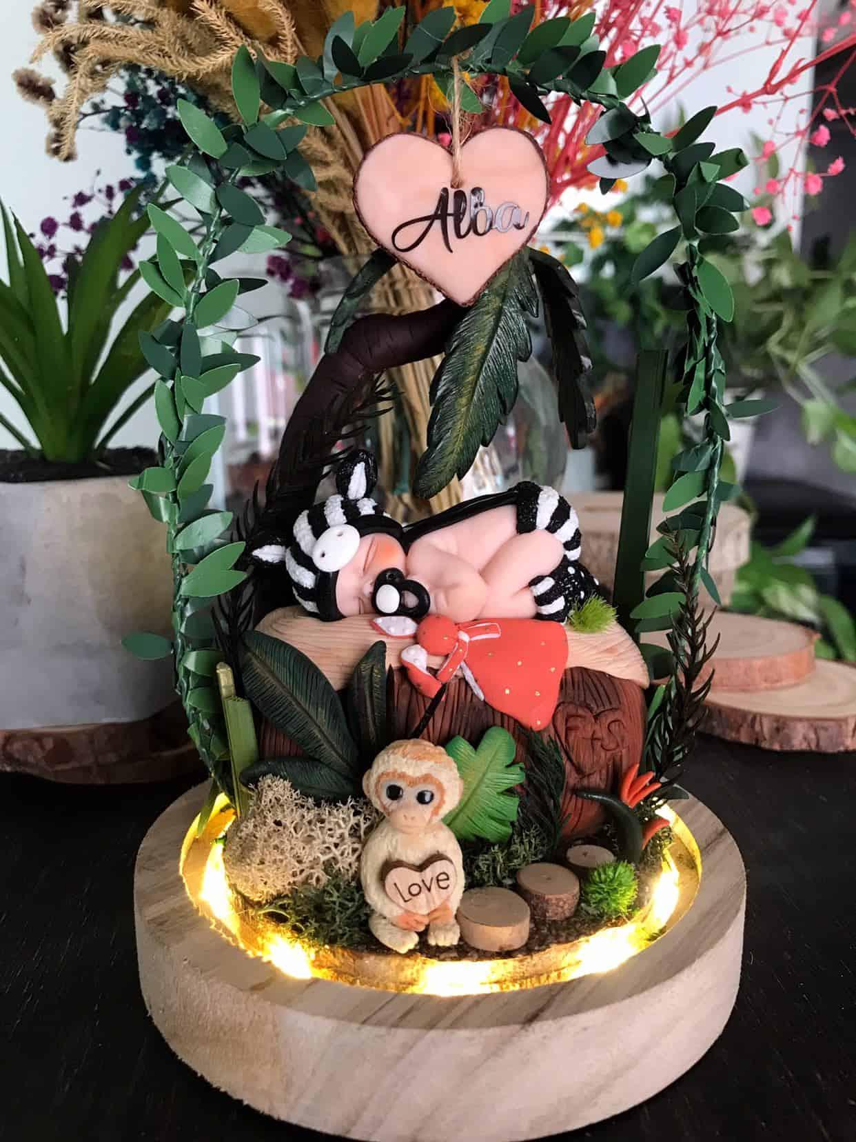Cloche en verre lumineuse avec bebe fimo creation artisanale pour cadeau de naissance de luxe