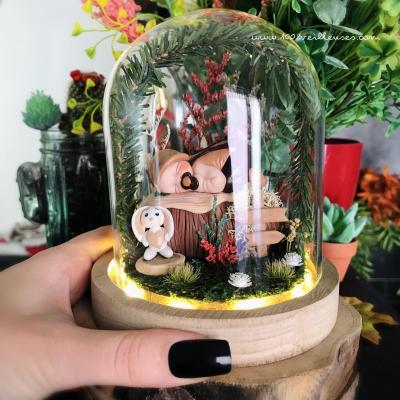 Cloche LED enchantée en dôme de verre avec un bébé petit garçon sculpté à la main dans un jardin miniature personnalisé avec les éléments de naissance