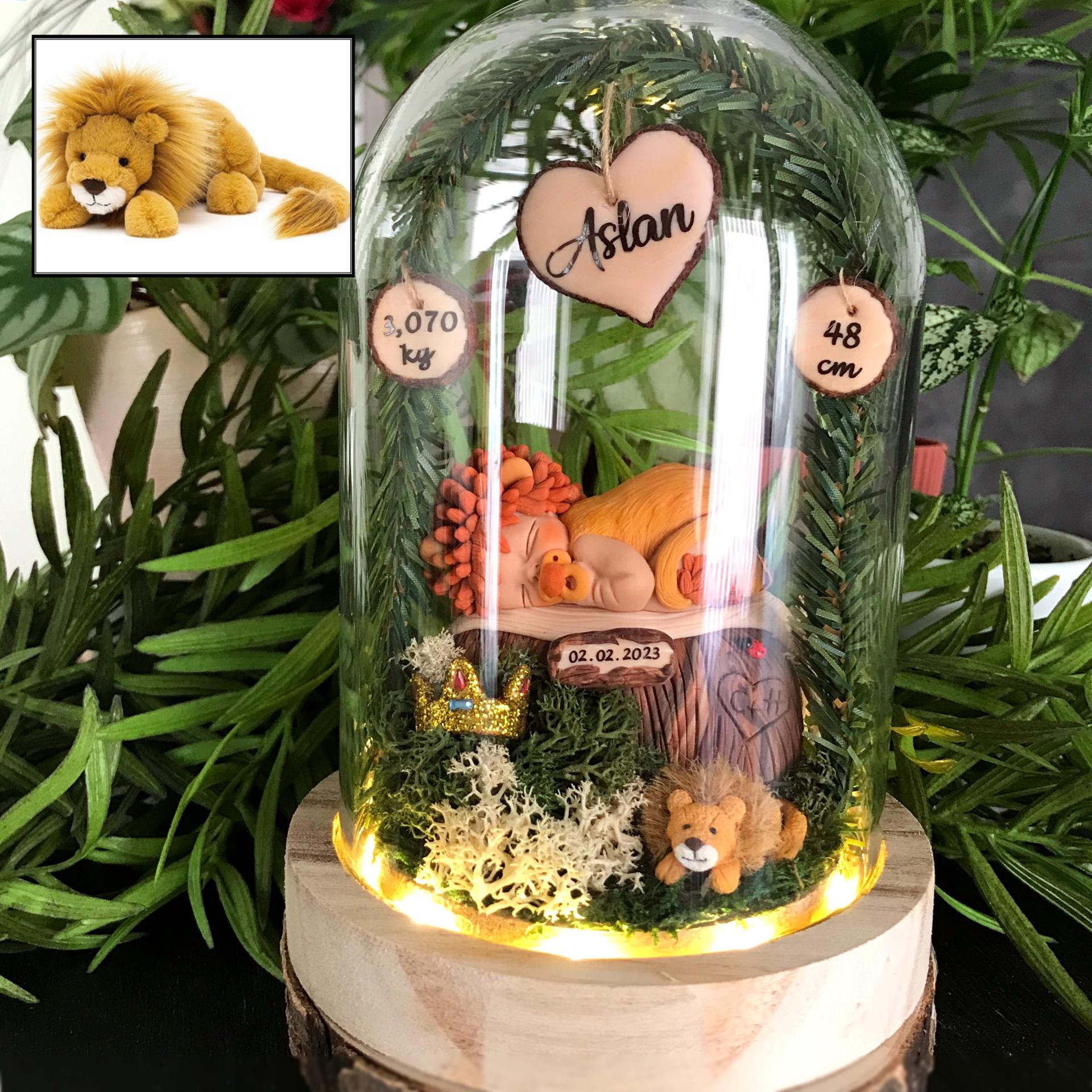 Lámpara nocturna artesanal bajo una campana de vidrio, bebé león en Fimo, en un bosque encantado combinado con el doudou