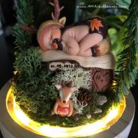 Magnifique lampe enfant avec un monde miniature sous le thème du cerf, idéal cadeau de naissance personnalisé avec le prénom