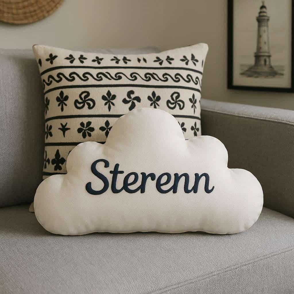 Coussin en forme de nuage prénom Sterenn posé sur un canapé chambre déco Bretagne