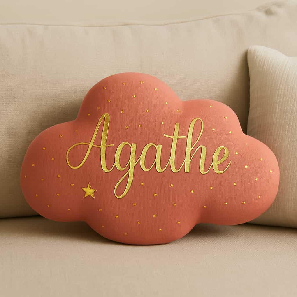 Coussin personnalisé avec le prénom Agathe en forme de nuage couleur saumon