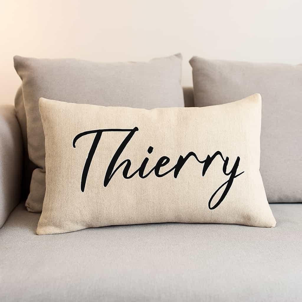 Coussin personnalisé avec le prénom Thierry, couleur gris, écriture moderne
