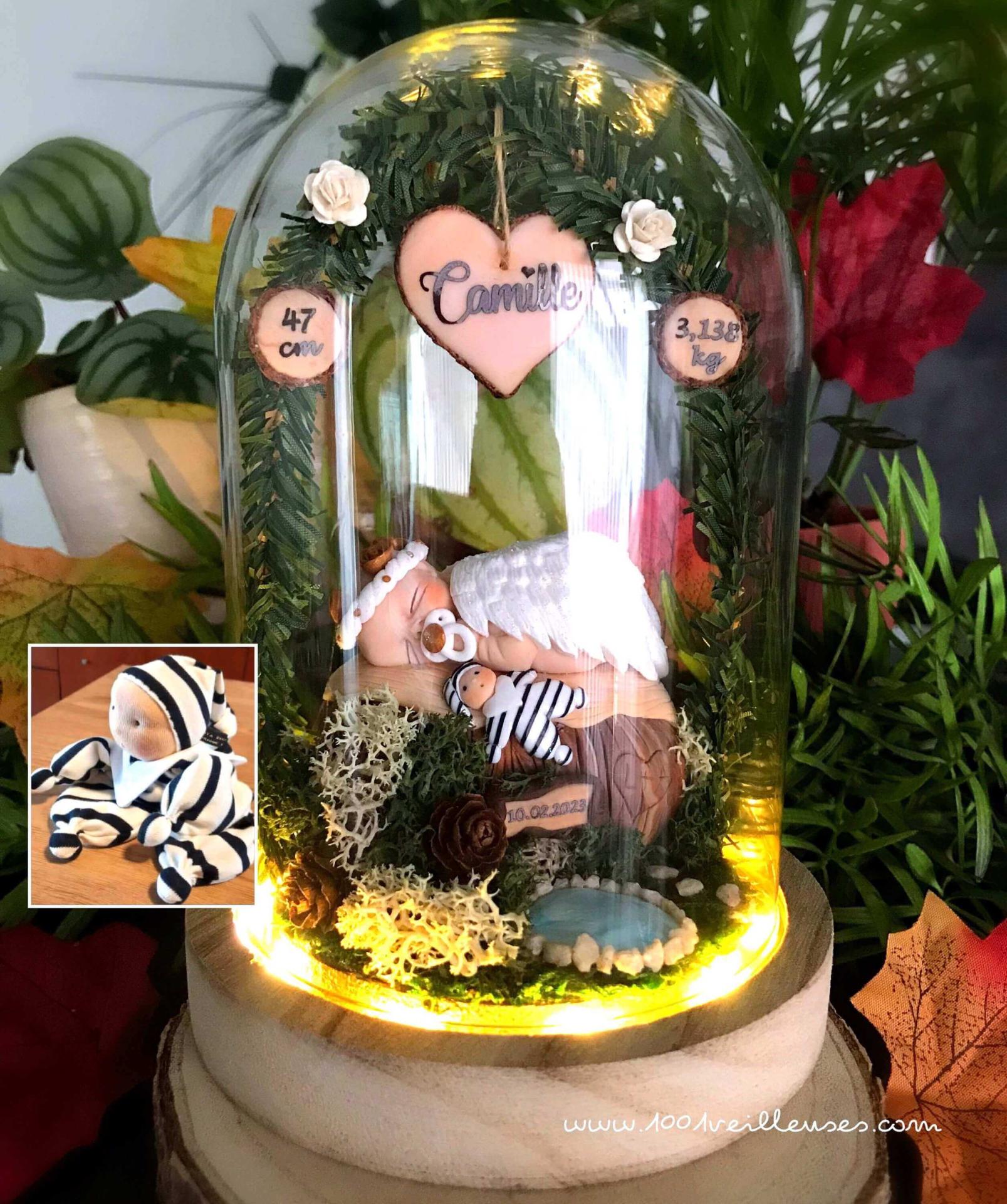 Superbe veilleuse artisanale dans une cloche en verre personnalisée avec un bébé ange en fimo au milieu d'une forêt enchantée assortie au doudou du bébé