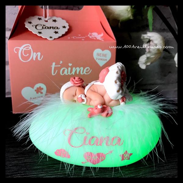 Création artisanale terminée avec une boîte cadeau personnalisé avec un galet lumineux allumé avec un bébé sculpé en fimo