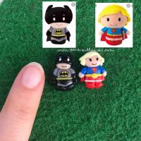 Figurine miniature Supergirl et figurine miniature Batman réalisées en fimo, cadeau de naissance rare et personnalisé