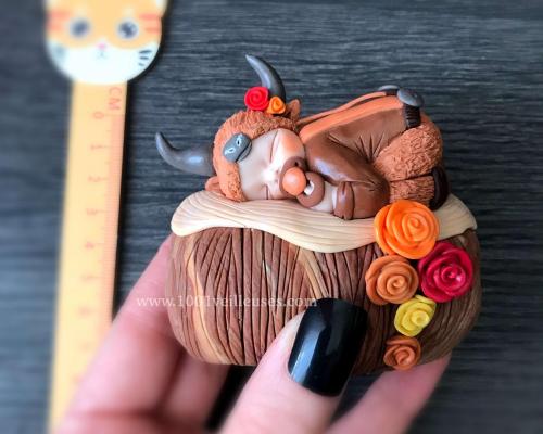 figurine de bébé réalisé en fimo, pate polymere, bébé garçon taureau