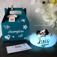 Veilleuse personnalisée en forme de galet LED multicolore avec un bébé footballeur FCBL miniature dessus, vue d'angle
