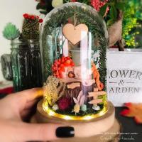 Campana LED encantada en cúpula de vidrio con un bebé león esculpido a mano en un jardín en miniatura personalizado con los elementos de nacimiento