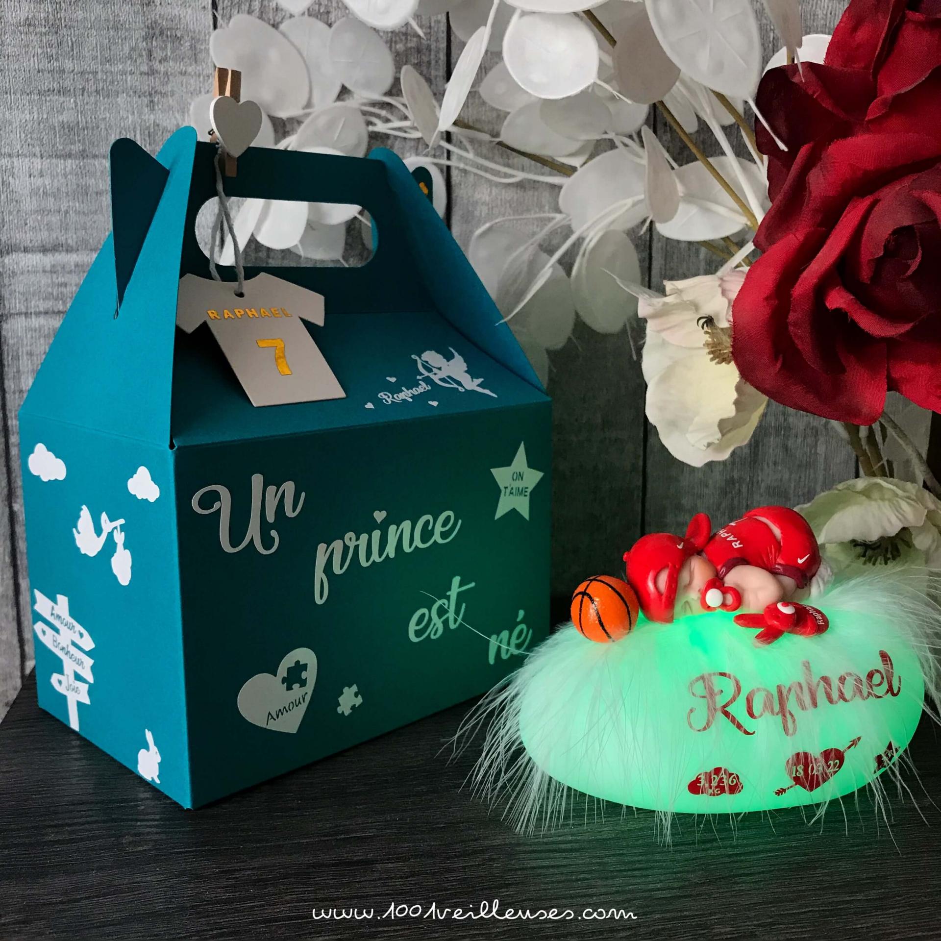 Conjunto de regalo personalizado con luz nocturna de guijarro personalizada para bebé niño con temática de baloncesto y su caja de regalo, vista en ángulo