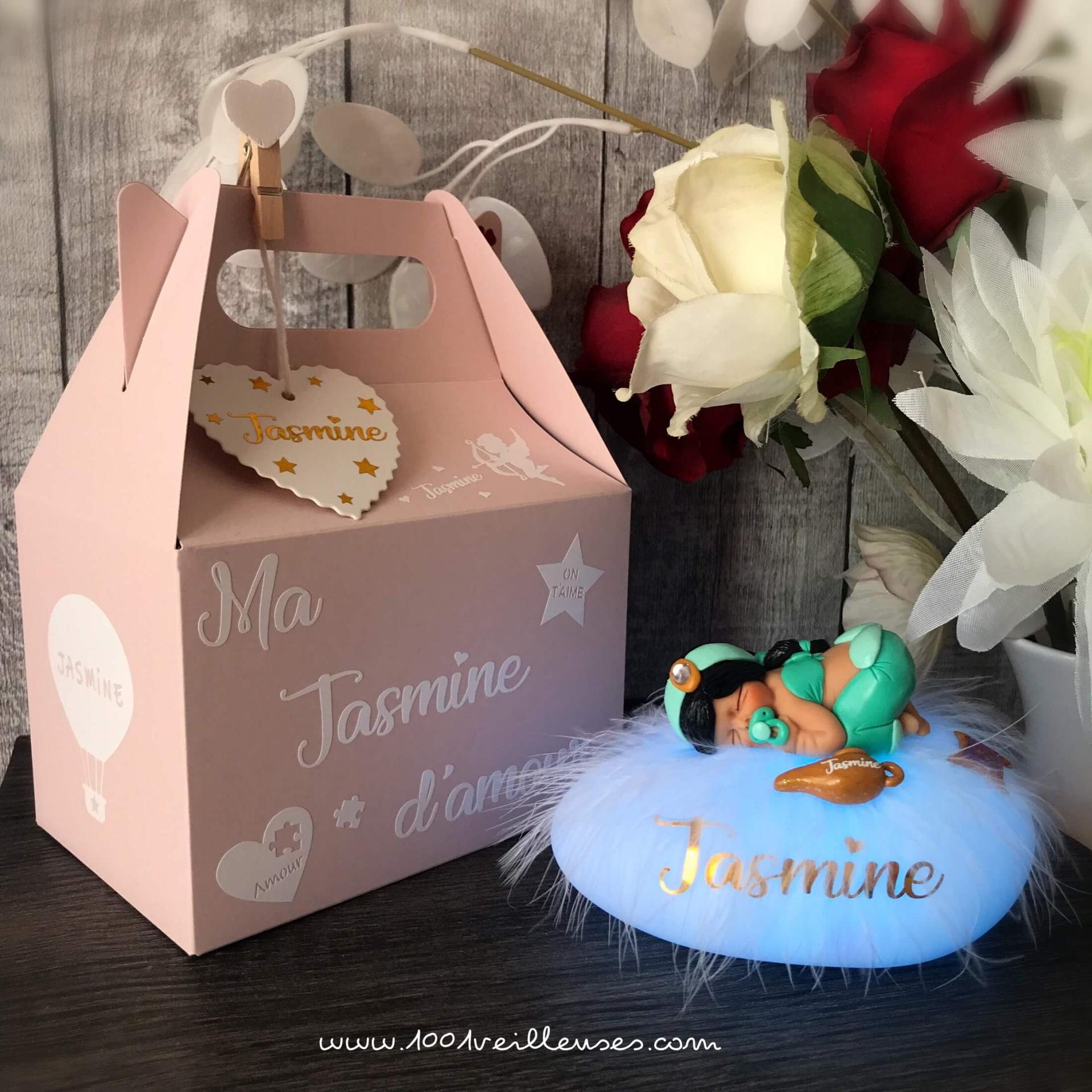 Veilleuse allumée avec un bébé réalisé à la main, habillé en costume de Princesse Jasmine de Disney avec une boîte cadeau, personnalisé avec le prénom, vue d'angle
