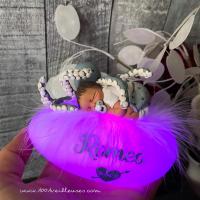 Lámpara de noche personalizada en forma de guijarro luminoso con un bebé de fimo disfrazado de pulpo junto a una caja de regalo