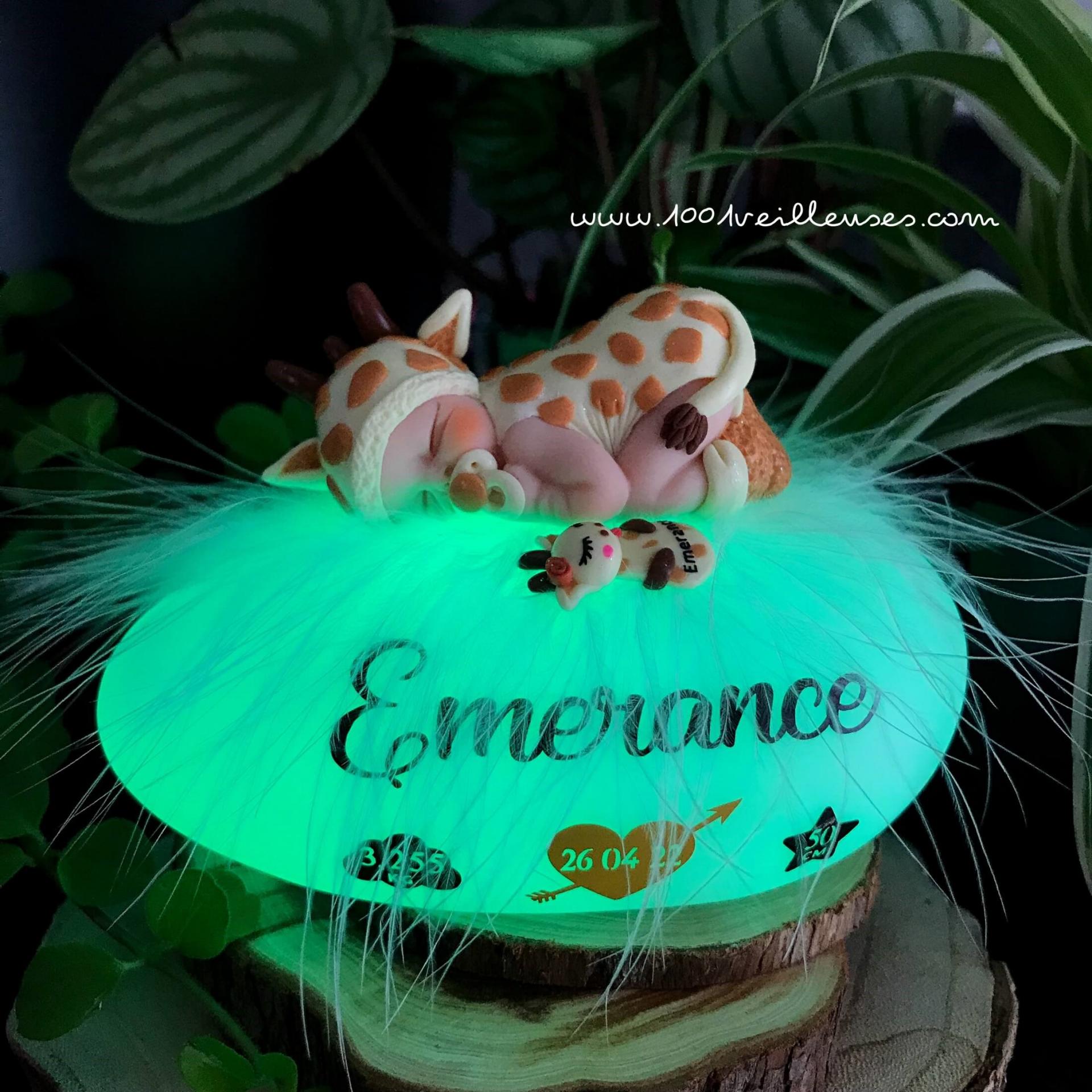 Luz nocturna en forma de guijarro con bebé jirafa hecha a mano: regalo personalizado para bebé