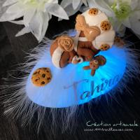 Veilleuse faite main avec une jolie petite fille qui dort, à personnaliser avec le prénom, date, poids, et taille de naissance
