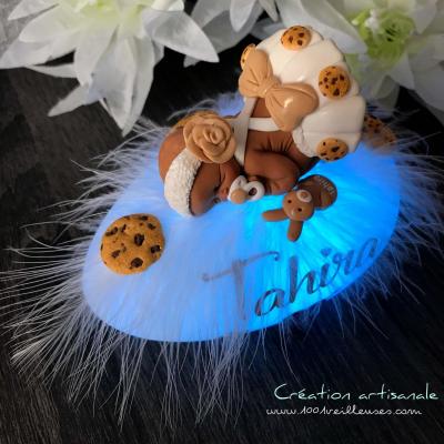 cadeau personnalisé pour bébé avec le prénom composé d'une veilleuse thème cookies assortie avec sa boîte cadeau pour offrir un souvenir unique