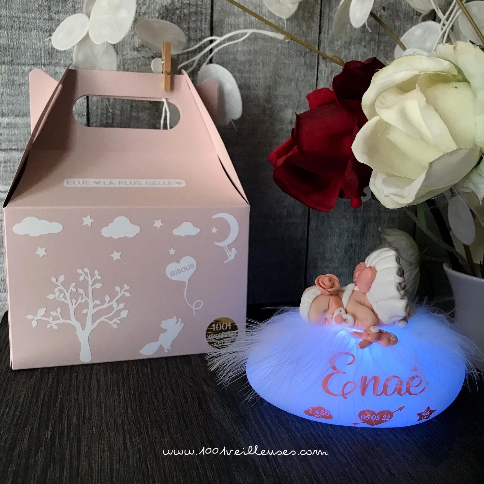 Luz nocturna para bebé niña con su bonito vestido rosa y blanco, con su caja de regalo, vista trasera