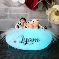 Veilleuse bébé chien faite main avec un bébé en fimo déguisé en dalmatien disney avec sa boite cadeau personnalisable avec le prénom de l'enfant