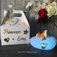 Illuminated nightlight with a handmade little girl, personalized with the name, accompanied by a customizable gift box, front view