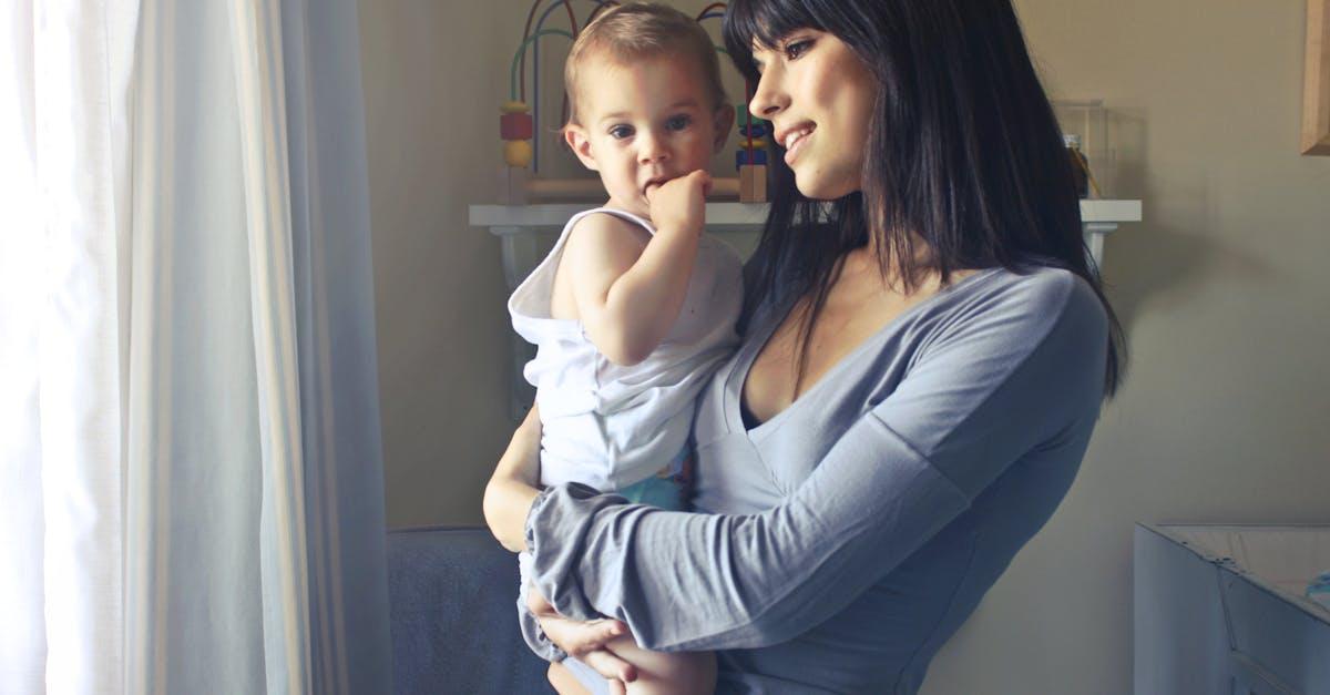 petit garçon qui s'appelle Timéo avec sa maman