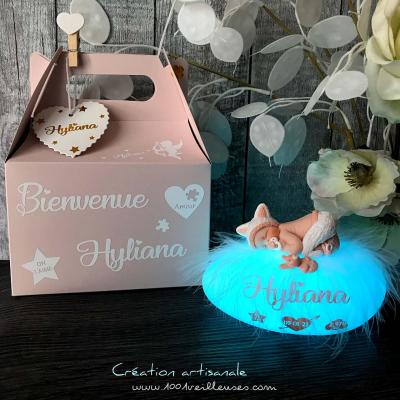 Maravillosa caja de regalo con su lámpara nocturna de gatito bebé personalizada con el nombre del niño/a e ilustraciones poéticas, vista general