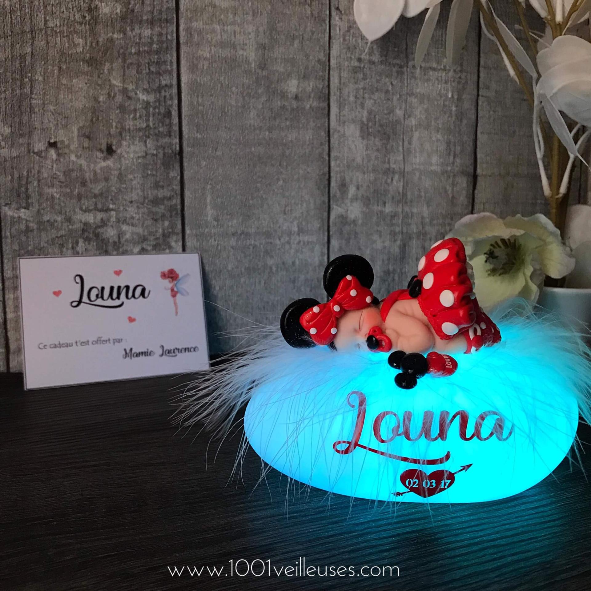 Luz nocturna personalizada en forma de guijarro LED con una niña esculpida a mano y elementos en miniatura en la temática de Minnie