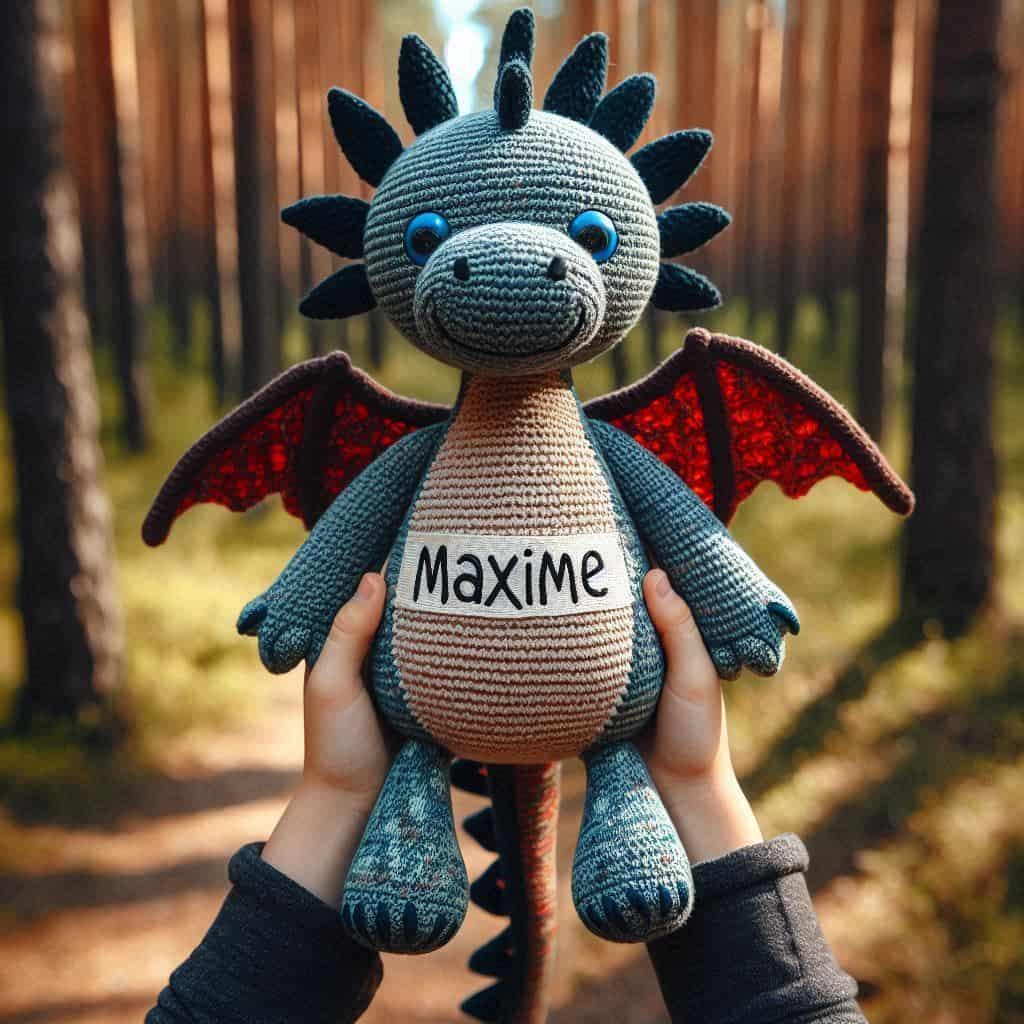 Peluche dragon au crochet personnalisee avec le prenom maxime