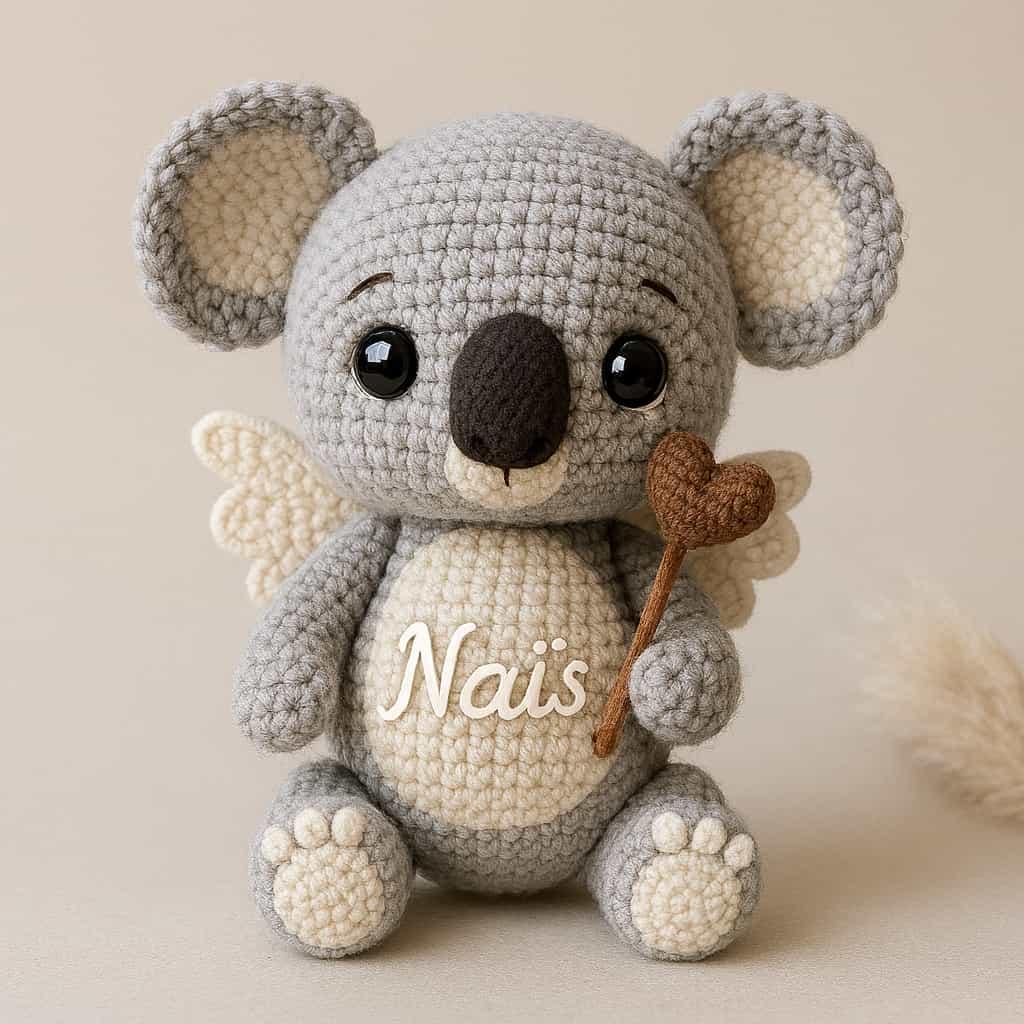 Peluche koala réalisée en tricotin personnalisée avec le prénom Naïs