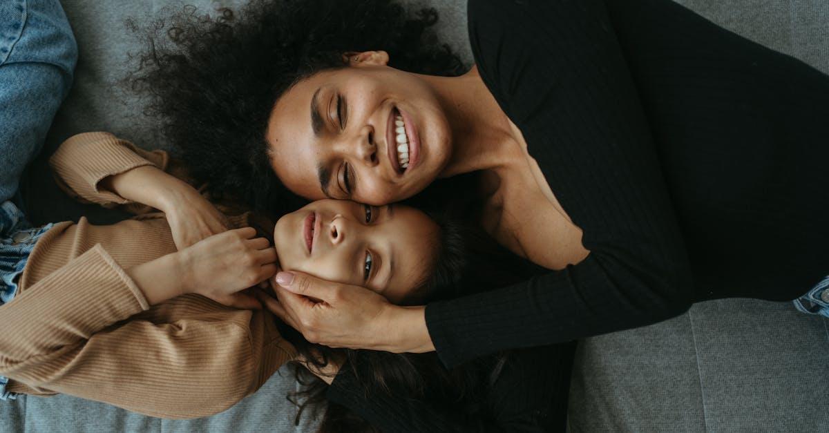 petite fille qui s'appelle Cindy avec sa maman