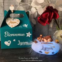 Luz nocturna personalizada en forma de guijarro luminoso con un bebé de Fimo disfrazado de oso junto a una caja de regalo - Regalo para bebé, recuerdo de nacimiento