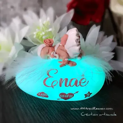 Lámpara nocturna LED personalizada con forma de guijarro con una niña esculpida a mano, elementos en miniatura personalizados, vista frontal