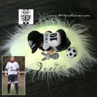 veilleuse allumée avec un bébé réalisé à la main en fimo, habillé en footballeur FCLB, personnalisé au nom de l'enfant