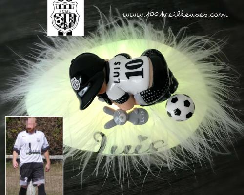Veilleuse bébé garçon faite main avec un bébé en fimo déguisé en footballeur FCBL avec sa boite cadeau personnalisable avec le prénom de l'enfant