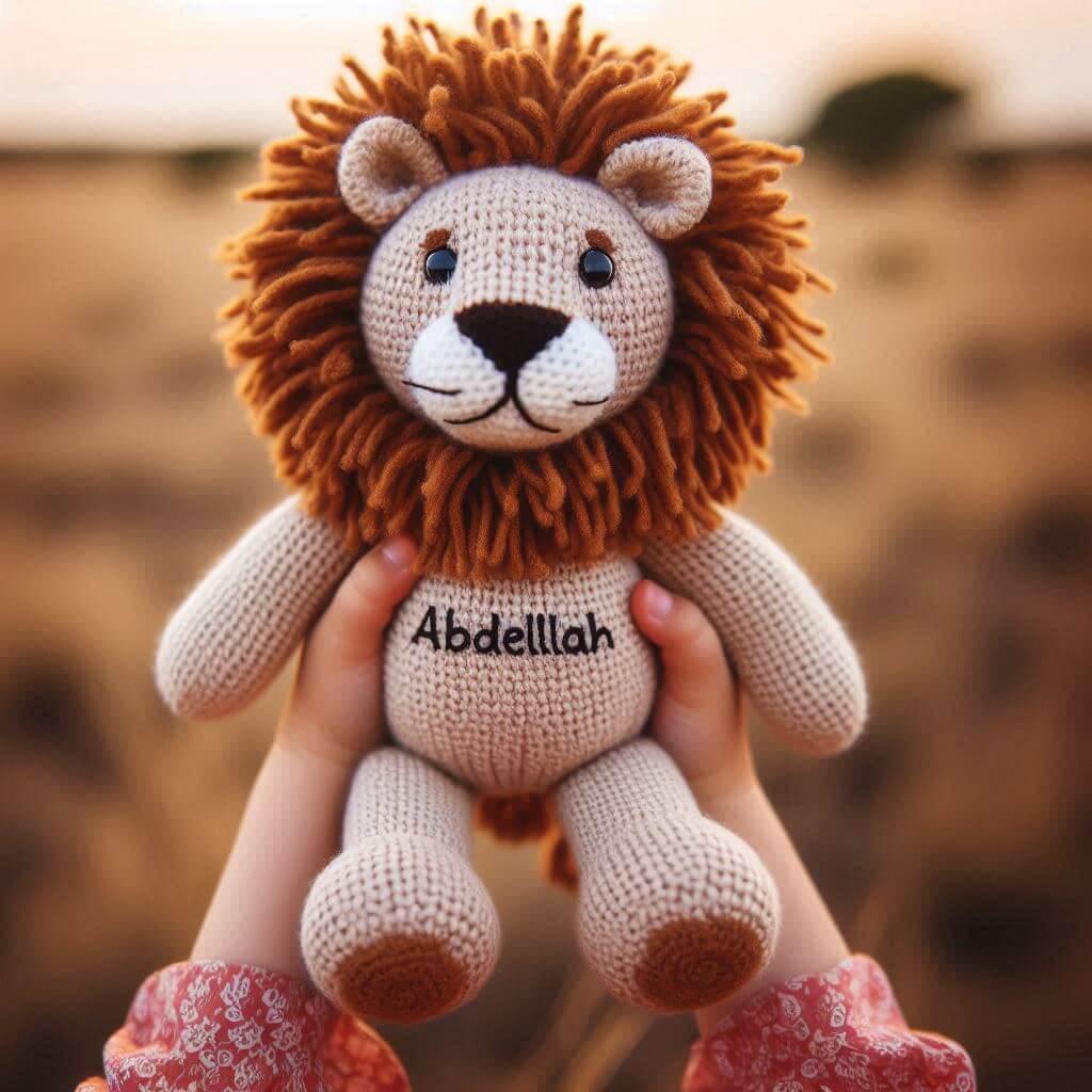 Une peluche lion en tricotin avec le prenom abdellah